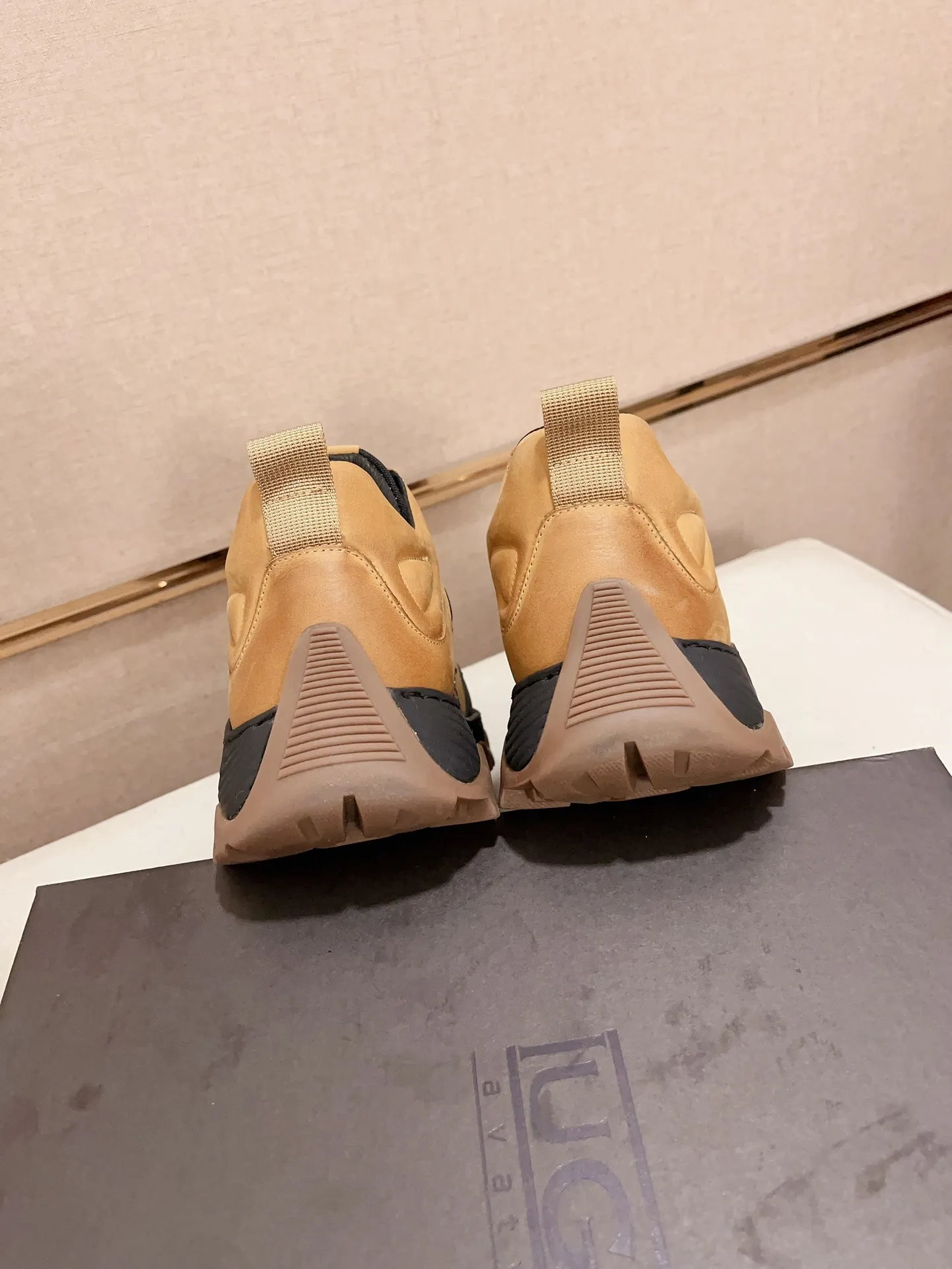 Factory Price: 360 Men's Men's Shoes💰North American Men's Shoes Ugg ☃️In the special sale of new high-quality men's shoes snow boots in autumn and winter, the nemesis of extreme cold weather! Made of cowhide leather, merino wool lining, and original outsole, whether driving, outdoor or daily wear, there is always one that suits you! Code number 39-44